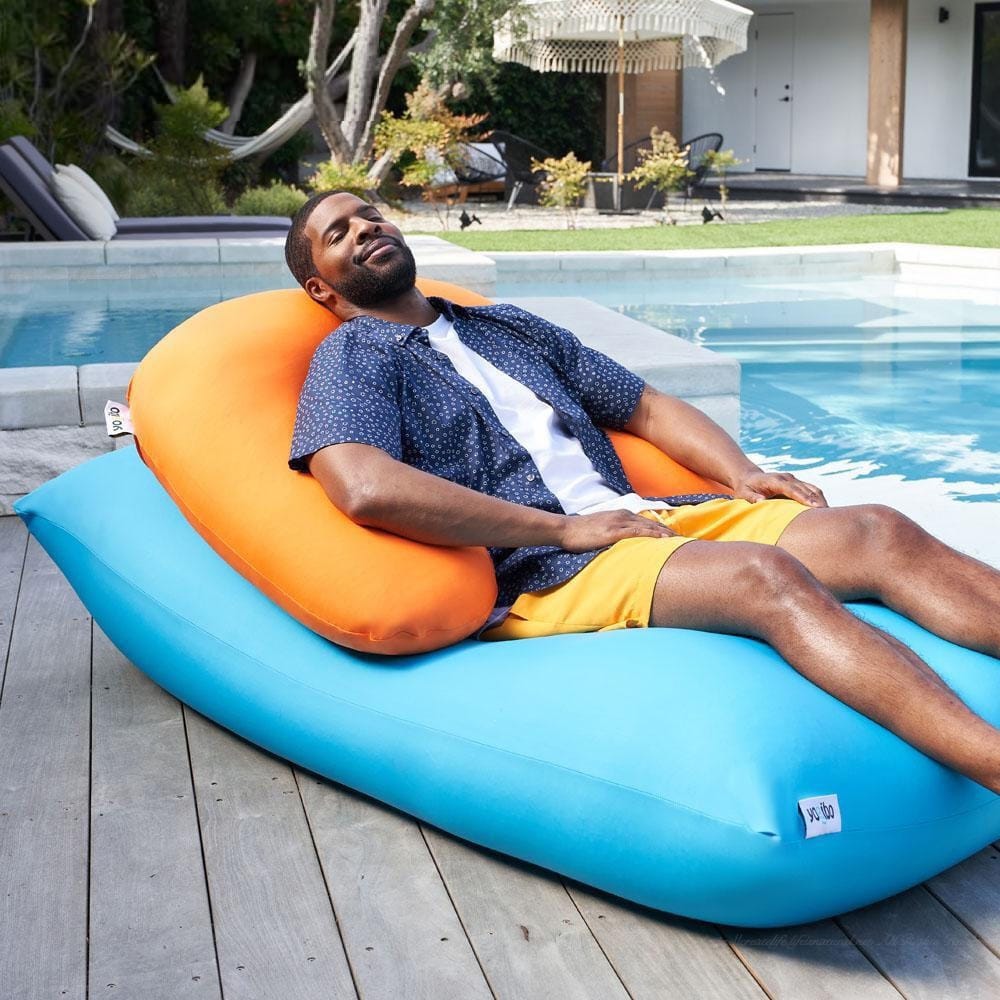 ヨギボーマックス(Yogibo Max)とヨギボーサポートでリラックスする様子