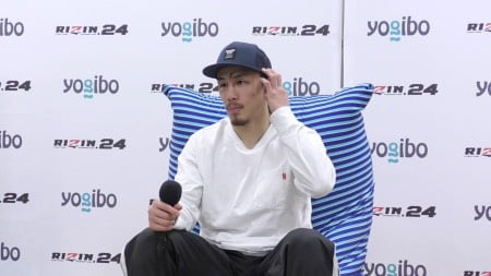 RIZIN試合後のインタビューでヨギボーソファに座る矢地祐介選手