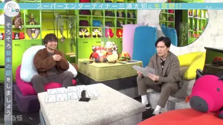 「Yogibo presents FREE STUDIO(フリスタ)」で清塚信也さんが座っているヨギボーソファの種類