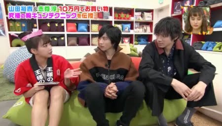 俳優山田裕貴さんと志尊淳さんがヨギボーマックスを試す(大人の3人掛け)