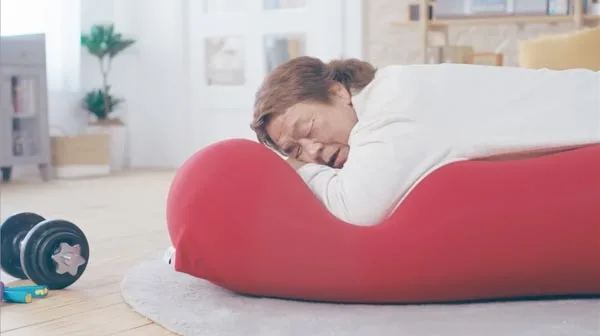 Yogibo(ヨギボー)のCM「蘇れ、俺！」ヨギボーマックスでリラックスする長州力