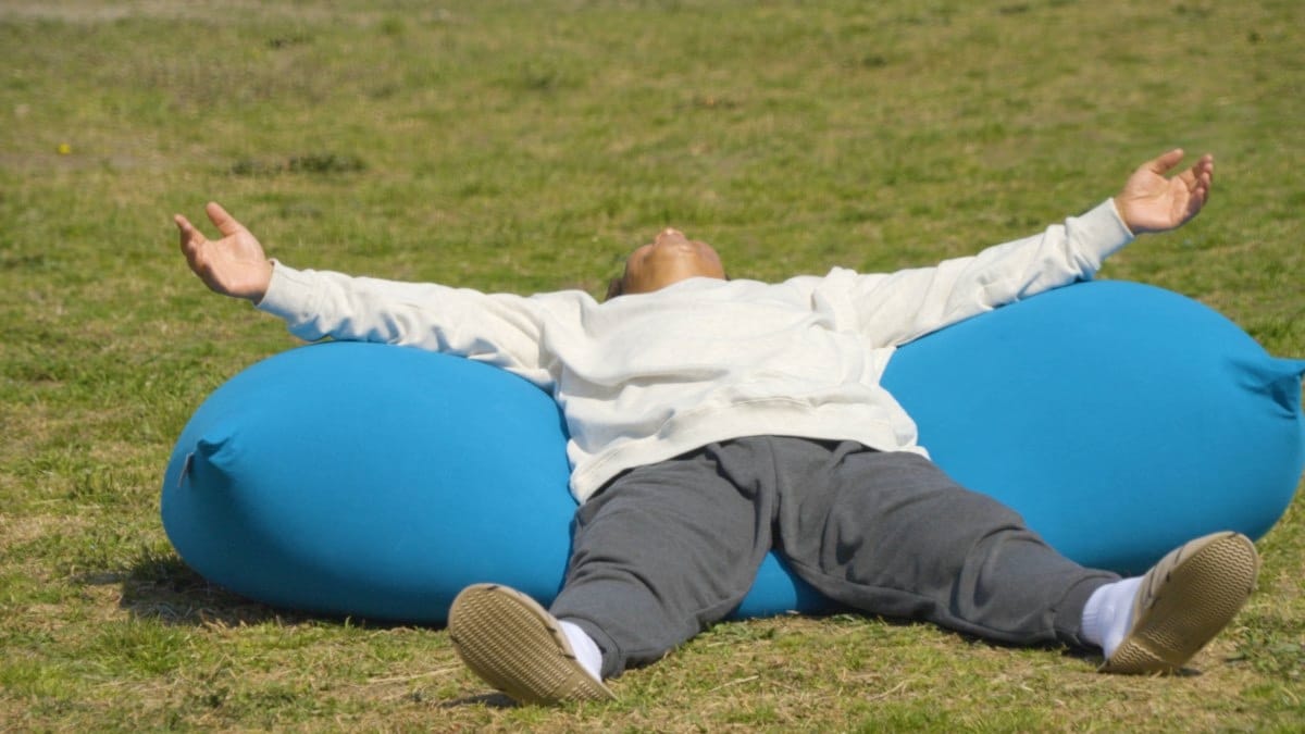 ヨギボーで思い切りくつろぐ長州力さんの画像