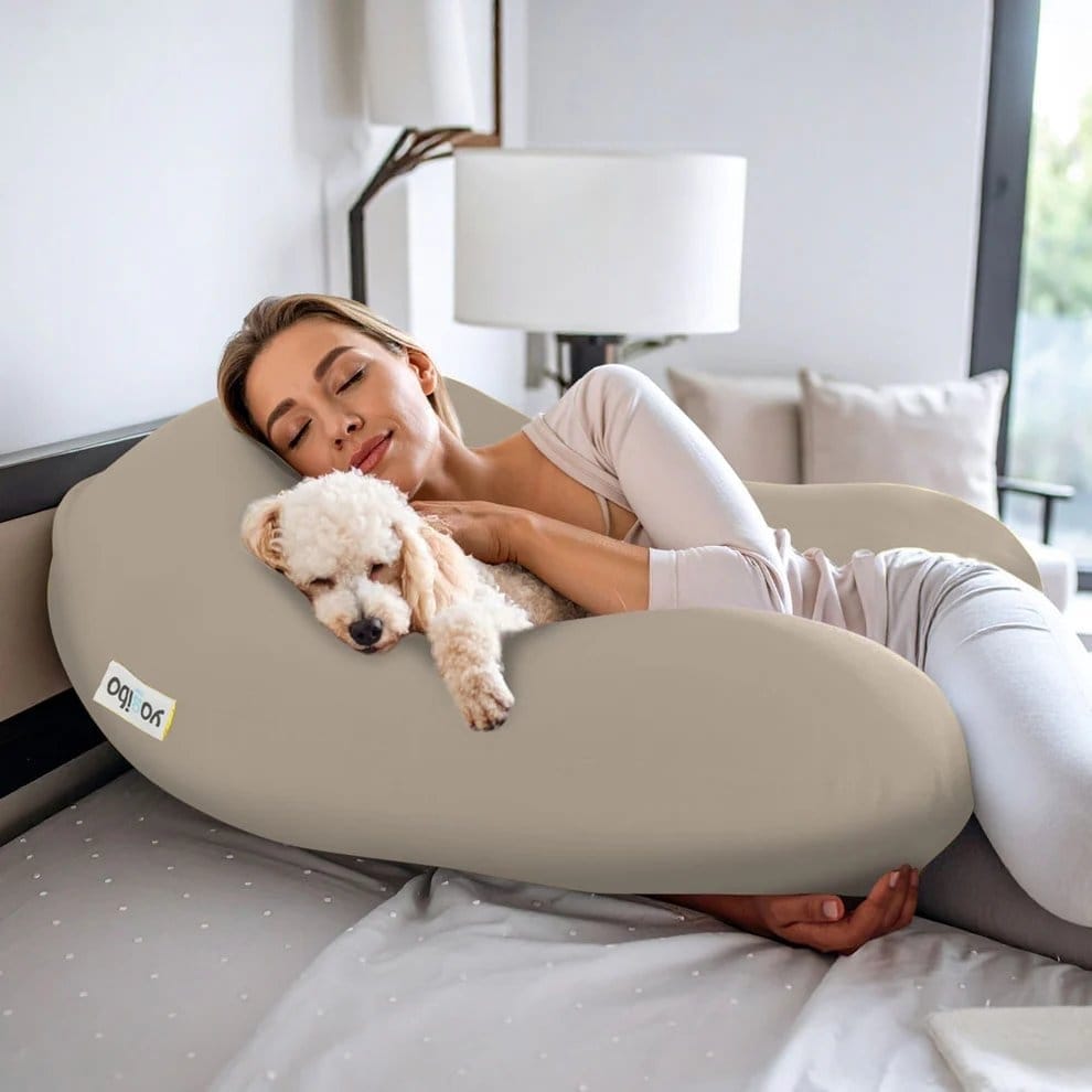 ヨギボーサポート(Yogibo Support)を利用して犬とベッドでリラックスする様子