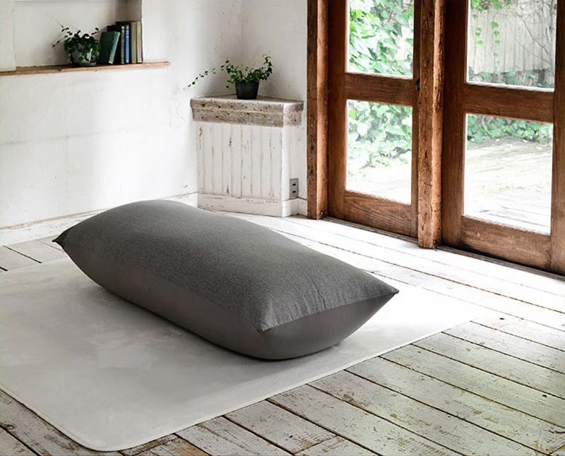 山善の大型ビーズクッションをリビングルームにおいたイメージ画像